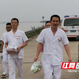 白衣天使上堤 守护一线防汛干群生命健康