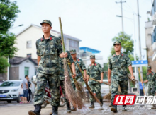 组图丨走下大堤开辟“新战场” 武警战士帮助群众重建家园