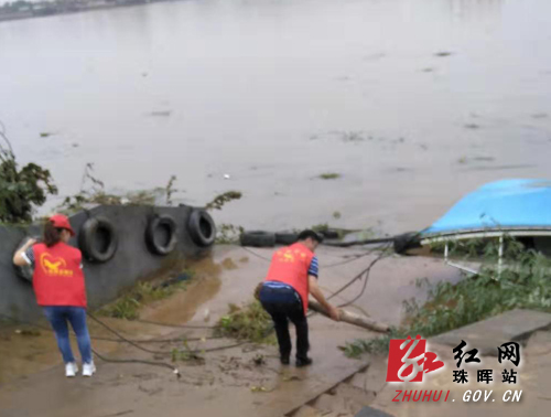 茶山坳镇金甲社区衡阳群众在金堂河边清理洪水过后的垃圾副本.jpg