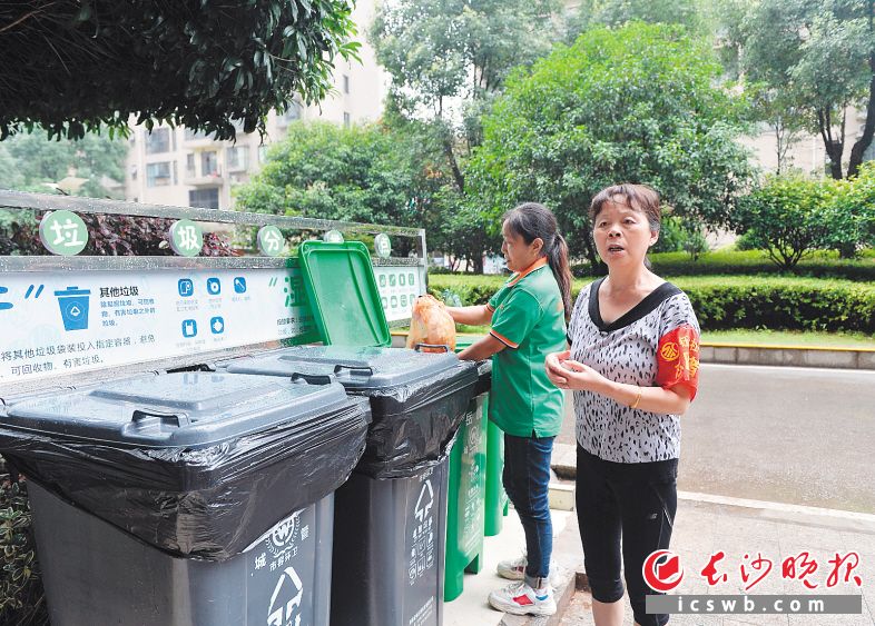 　　钰龙社区的生活垃圾处理采取工作人员二次分拣和志愿者引导居民正确投放相结合的方式。