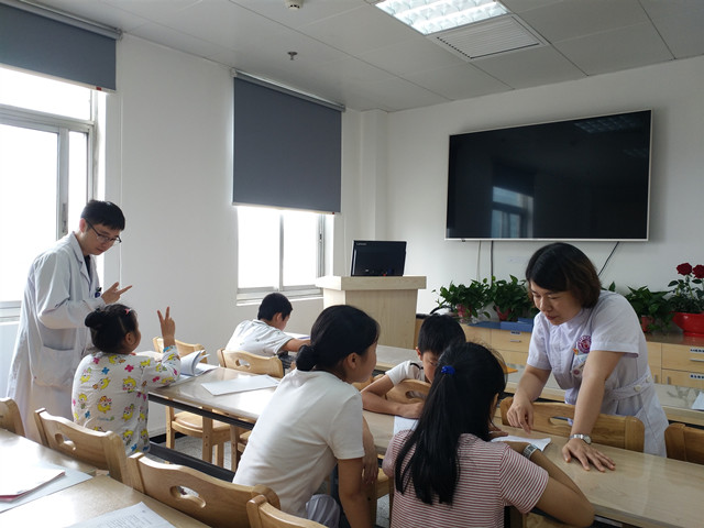 医护人员正在辅导孩子。长沙晚报通讯员 刘小白 摄
