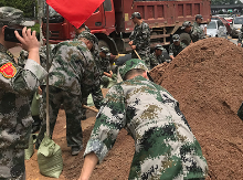 长沙警备区官兵和民兵预备役人员严阵以待战洪峰