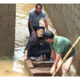 抗洪现场，有种“不雅”却很美