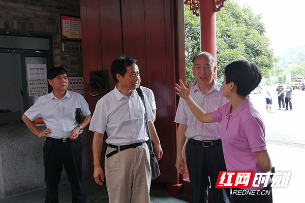 安化县委常委、宣传部长黄瑛（右）为大家介绍中国黑茶博物馆。
