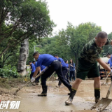 湘潭城管人清淤的背影很美（组图）