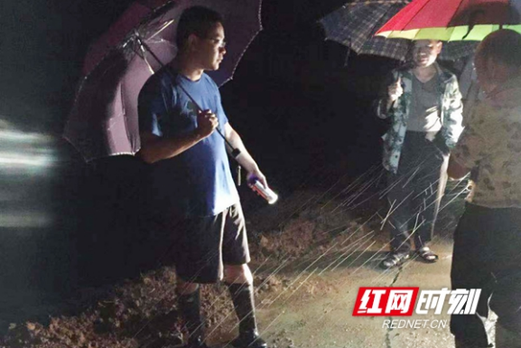 邵阳县郦家坪镇干部夜巡库塘筑牢“安全堤”