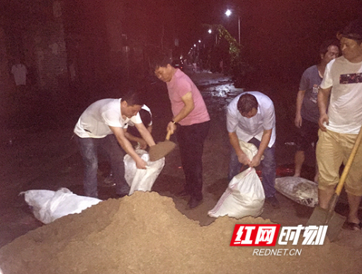 祁东县:迎洪峰过境 党员干部连夜封堵闸口