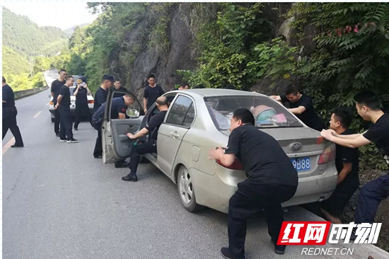 【桑植警事】路见不平三声吼，桑植民警合力抬车