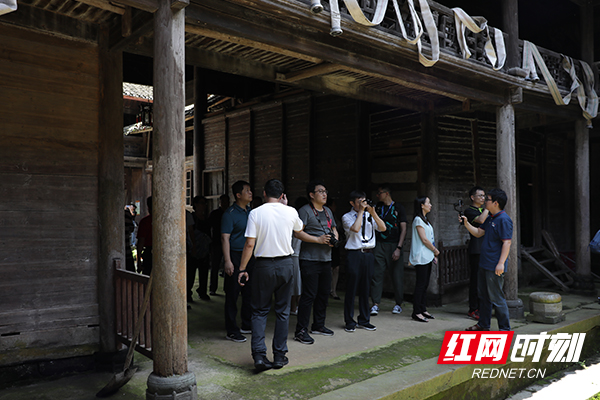 采风团一行参观贺氏宗祠。