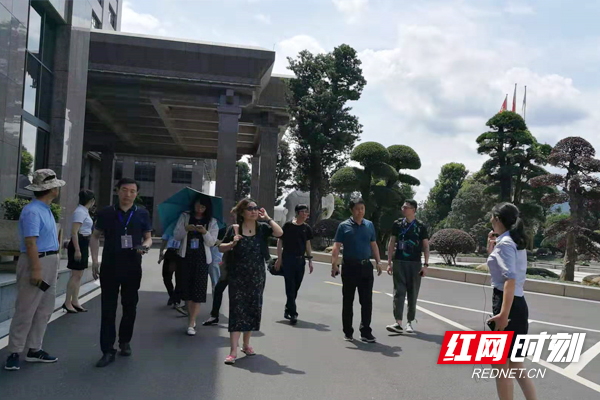 红网时刻益阳7月14日讯（记者 钟浩 刘志雄）7月14日下午，采风团一行来到了本次活动的最后一站，万隆黑茶产业园。