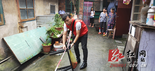 衡阳群众对“危房”拉警戒线，告知居民避开危险区域副本.jpg