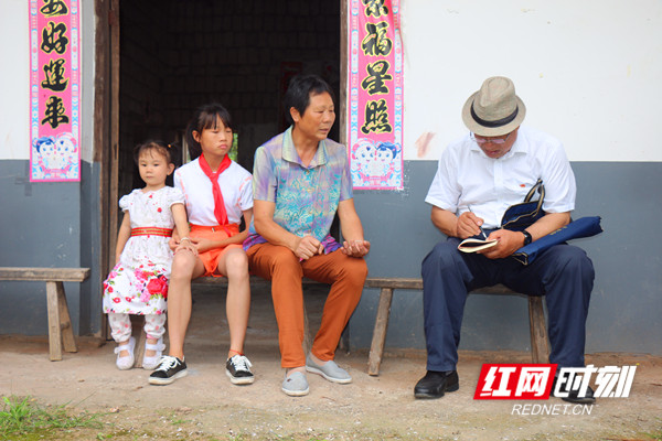 2019年7月，黄良智到鹿马桥镇简家岭村走访了解贫困学生家庭情况_副本.jpg