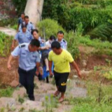 痴呆老人野外摔倒   警民及时救助暖人心