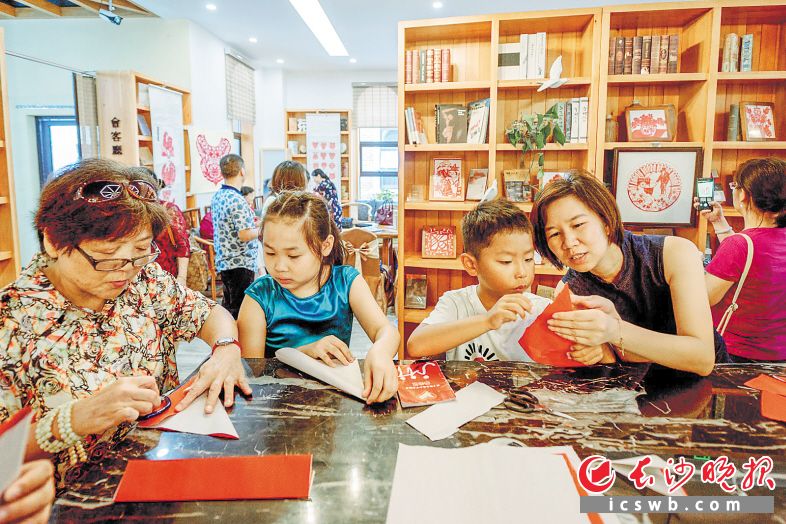 　　“剪纸文化传承基地”亮相金福社区，剪纸技艺大课堂吸引孩子们学“剪功”。长沙晚报全媒体记者 陈飞 摄