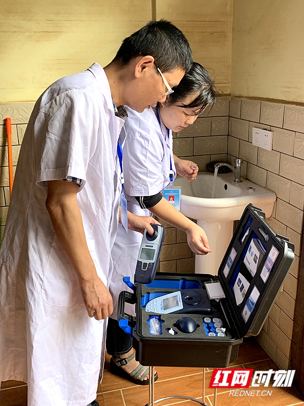 进行自来水余氯检测，水质正常，可以使用。.jpg