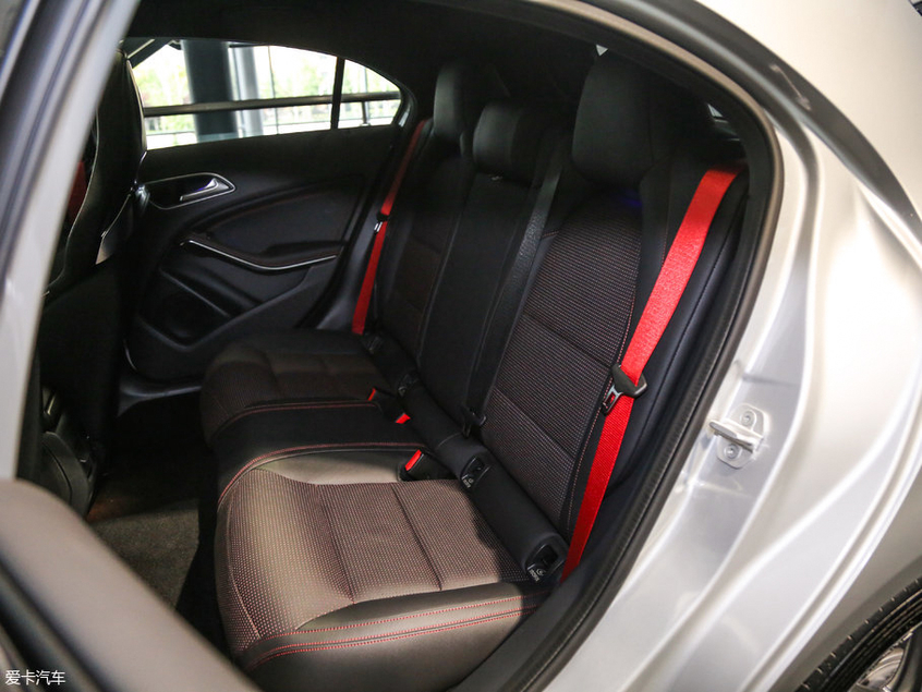 奔驰AMG A45 4MATIC座椅 奔驰AMG A45 4MATIC座椅