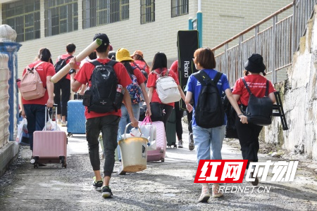 搬运行李.jpg