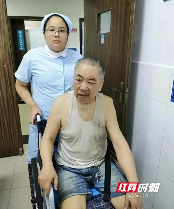 老人摔倒路边 邵阳市第二人民医院医护齐相助