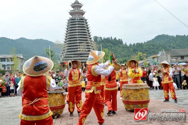 伞寨村尝新节上的闹年锣比赛热闹非凡