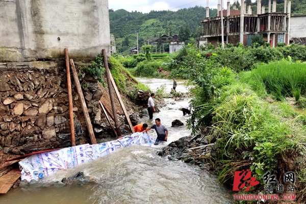 1.村民在对被洪水冲毁的房屋地基进行维修_副本.jpg