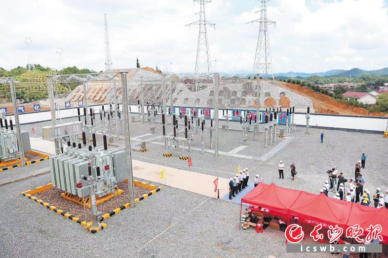 　　蒙华铁路浏阳和兴牵引变电所一次性送电成功，这是全长1837公里的蒙华铁路首个送电的牵引变电所。　　长沙晚报全媒体记者 颜开云 摄