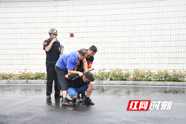 大雨中，保安在厂区内将逃窜的“不法分子”制服。.jpg