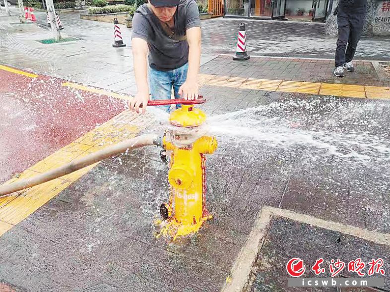 　　锦绣潇湘文化广场的消防栓自来水浪费现象已持续半年，水柱喷射对居民通行也造成影响。                                                                                    长沙晚报全媒体记者 谢春年 摄