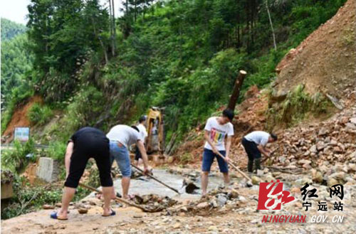 党员干部：你抗洪救灾的背影好帅1000 拷贝.jpg