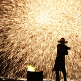 民间艺人打铁花点亮夜空