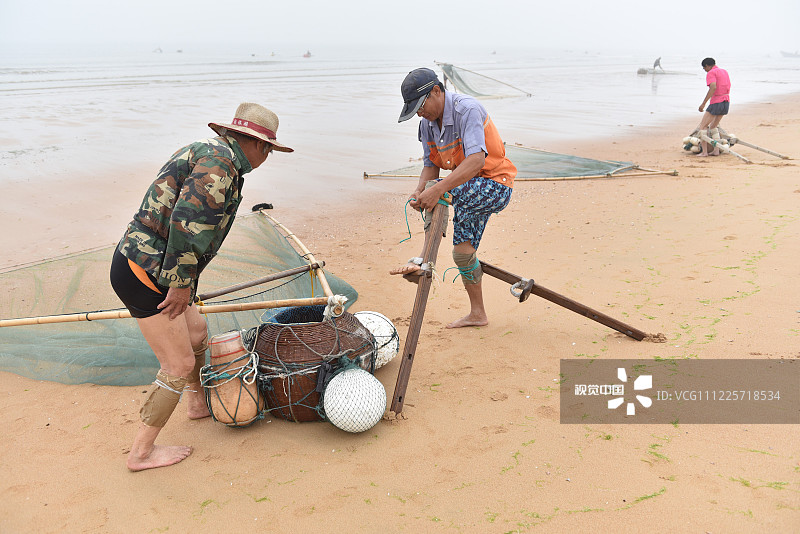 山东省日照海滨国家森林公园内的海边，郭长海半个多小时的劳作，只捕捞了半斤左右的小虾。他来到一位渔民的虾蒌前，想看看别人的劳动成果，结果和他差不多少。