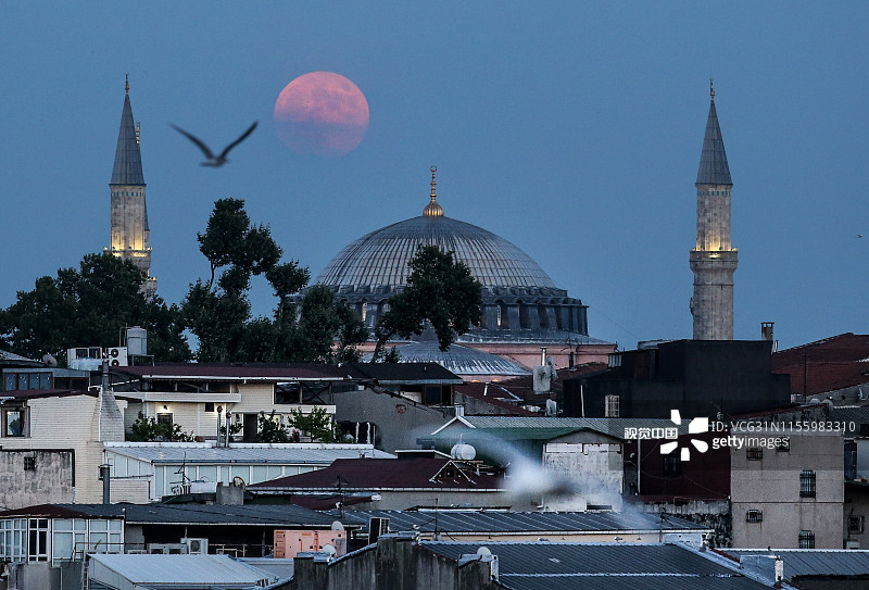 当地时间2019年7月16日，土耳其出现满月景观。