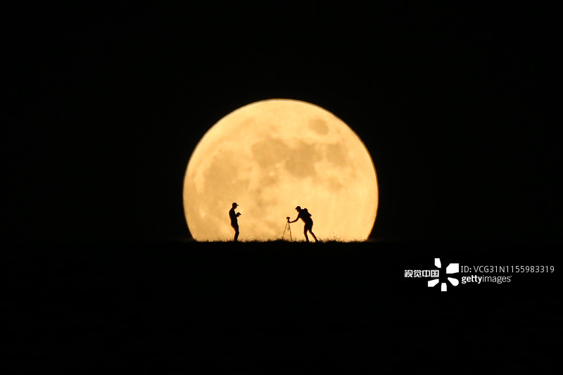 当地时间2019年7月16日，土耳其出现满月景观。
