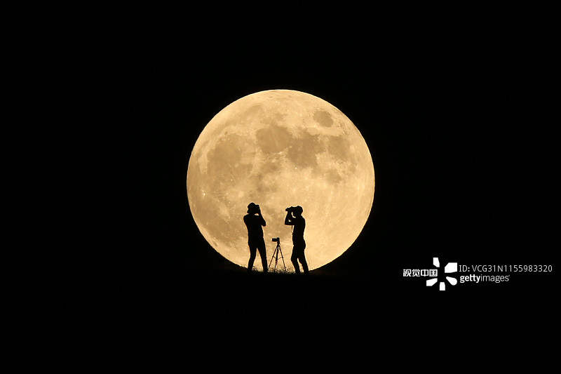 当地时间2019年7月16日，土耳其出现满月景观。