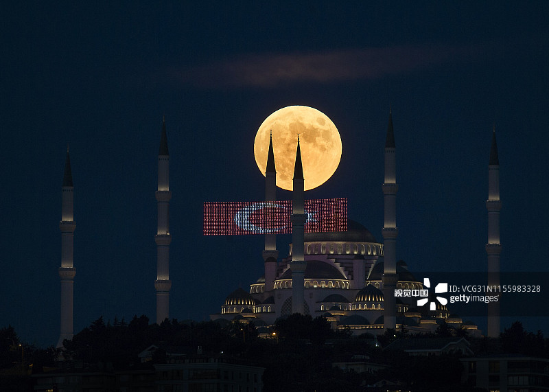 当地时间2019年7月16日，土耳其出现满月景观。