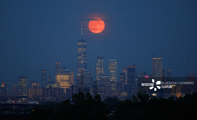 当地时间2019年7月16日，美国纽约，当地出现满月景观。
