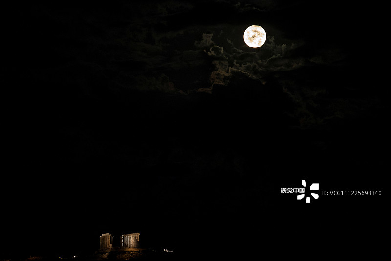 当地时间2019年7月16日，希腊出现满月景观。