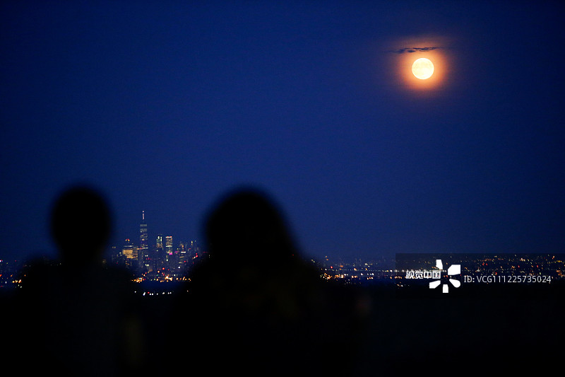 当地时间2019年7月16日，美国新泽西，当地出现满月景观。