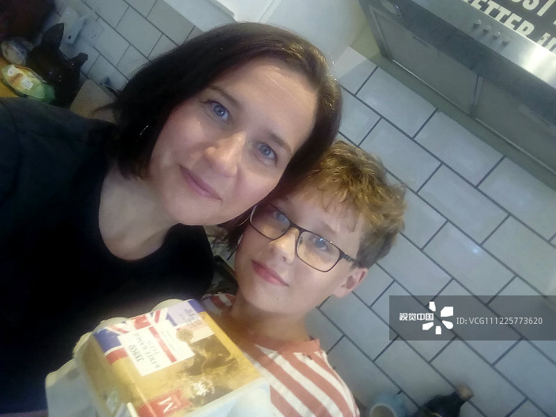 2019年7月17日讯（具体拍摄时间地点不详），41岁的艾玛·亨利和她的儿子马克斯连续砸开了14个双黄蛋，这超过了10亿比1的赔率。