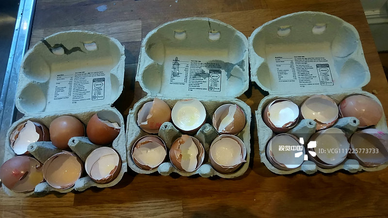 三盒装着双蛋黄的鸡蛋。