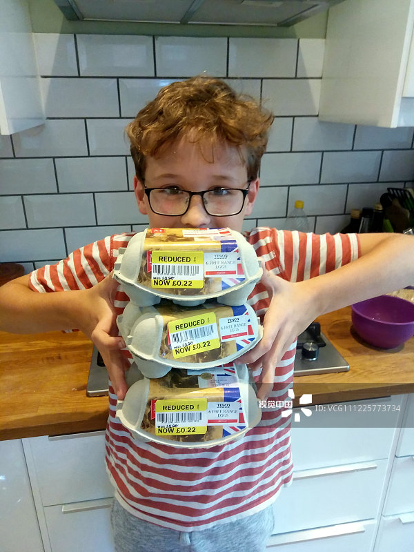 三盒装着双蛋黄的鸡蛋。