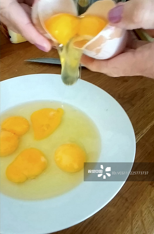 2019年7月17日讯（具体拍摄时间地点不详），41岁的艾玛·亨利和她的儿子马克斯连续砸开了14个双黄蛋，这超过了10亿比1的赔率。