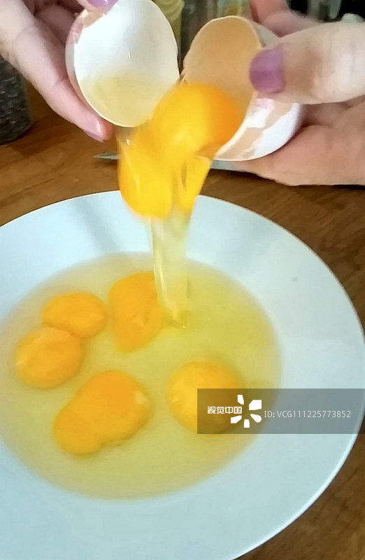 2019年7月17日讯（具体拍摄时间地点不详），41岁的艾玛·亨利和她的儿子马克斯连续砸开了14个双黄蛋，这超过了10亿比1的赔率。