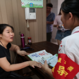 党员出门带“五宝” 创造一片“绿海”