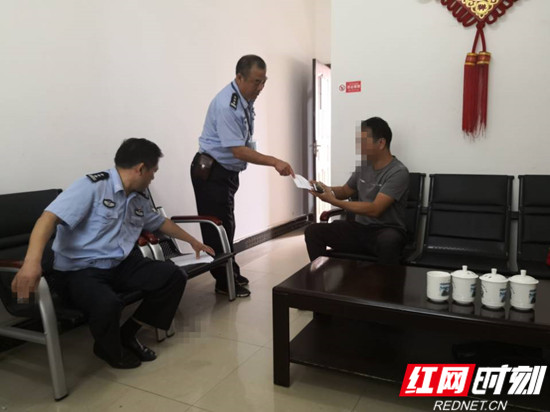 武陵源交警查处城区禁鸣喇叭违法行为第一例