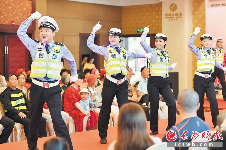 　　由省高警局交警们带来的《文明交通》Rap表演以轻快的Rap、活泼的舞蹈赢得阵阵掌声。 　　长沙晚报全媒体记者 王志伟 摄