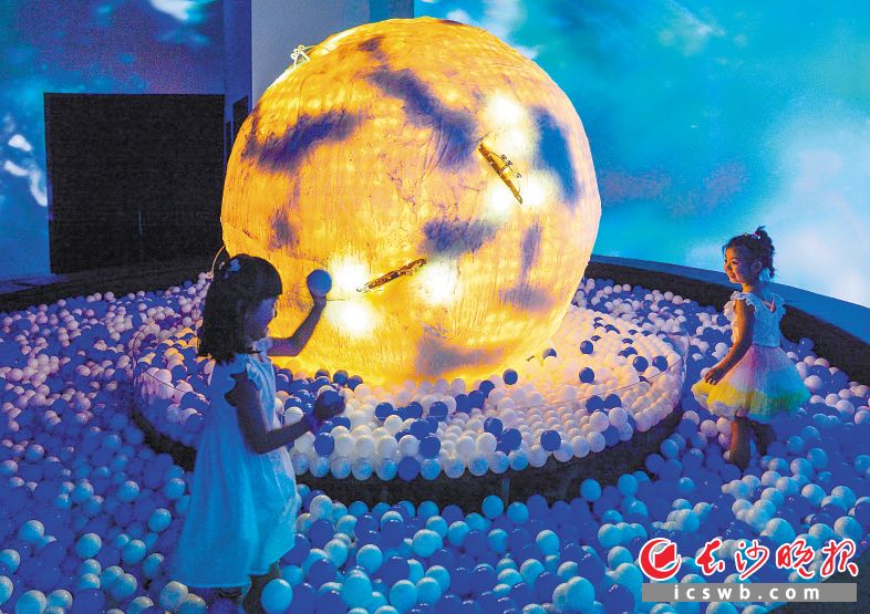 在太阳系光波球池，体验太阳耀斑。