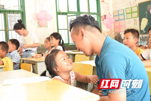 500力克老师在给不识字的小孩童教唱歌 (2).jpg