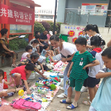 “爱心集市”火爆 义卖捐助残疾人