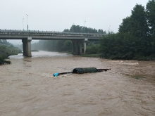 桃江一市民被洪水围困溪中小岛 消防蓝天队员联手成功救援