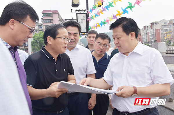 市长,郴州总河长刘志仁开展巡河工作,沿着郴江河从裕后街走到石油大桥